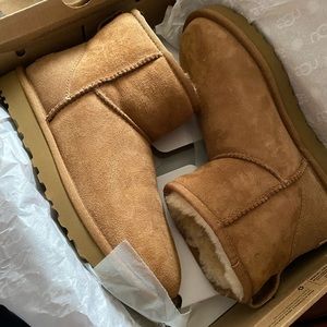 UGG Classic Mini II